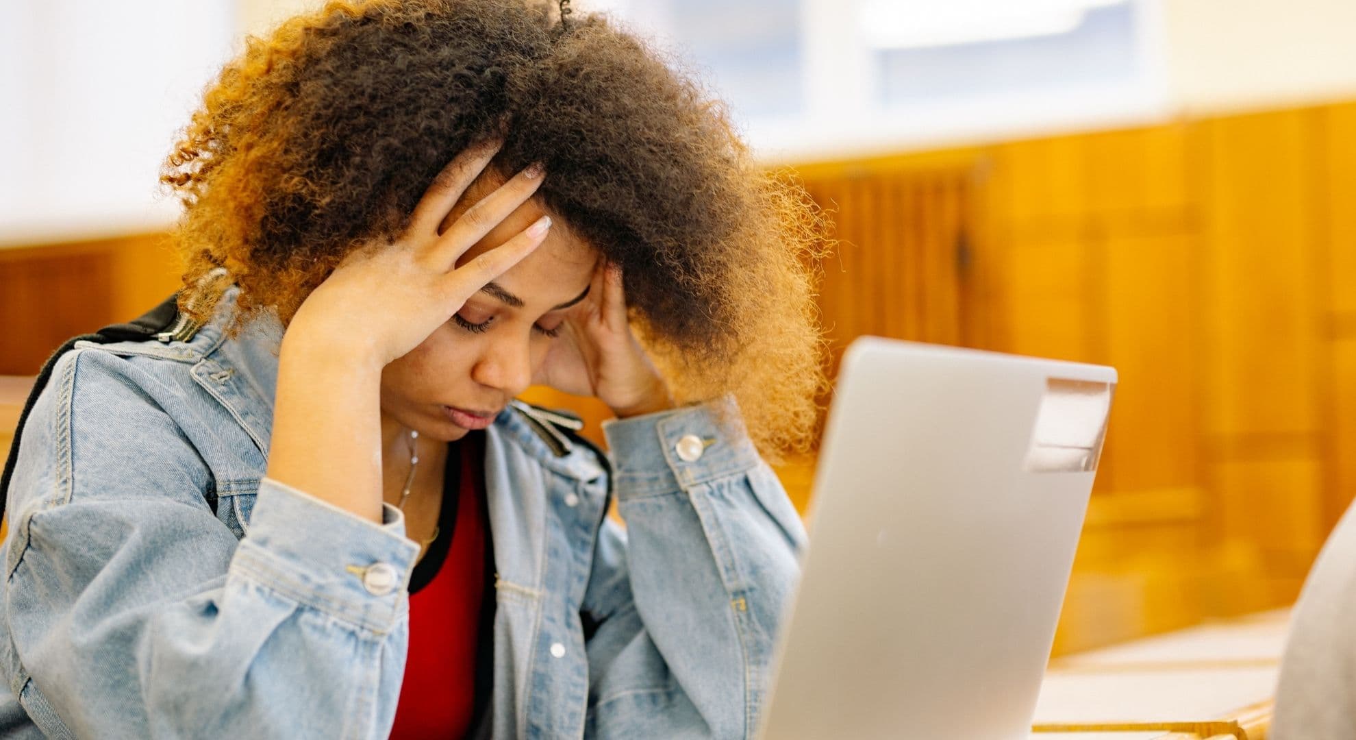 Migraña en Colombia: síntomas, señales de alarma y tratamiento